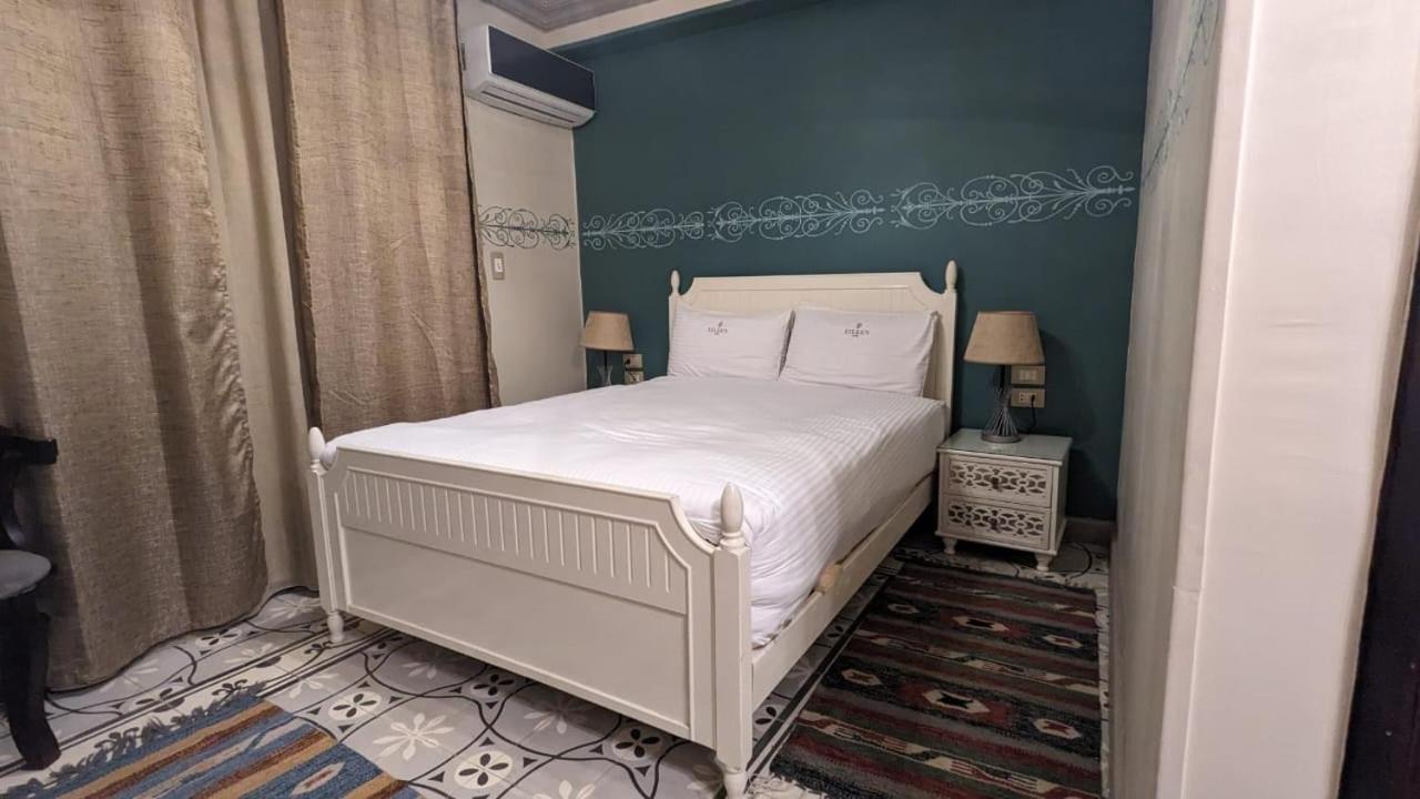 Eileen Hotel *